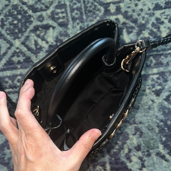 Elegant Black Woven Handbag - Picture 3 of 7